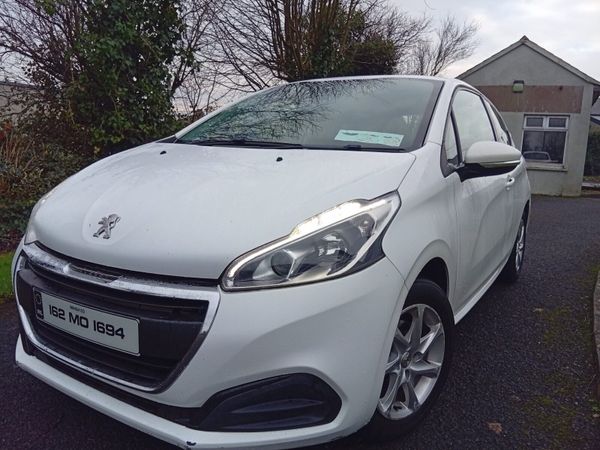 Peugeot 208 Hatchback, Petrol, 2016, White