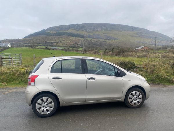 Toyota Yaris Hatchback, Petrol, 2010, Gold