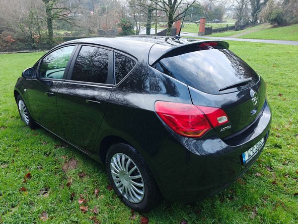 Opel Astra Hatchback, Petrol, 2012, Black