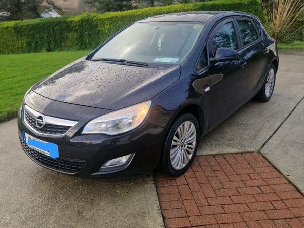 Opel Astra Hatchback, Petrol, 2010, Black