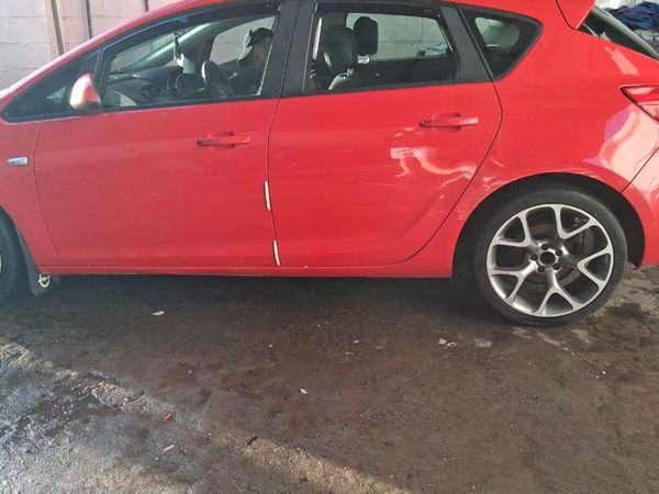 Opel Astra Hatchback, Petrol, 2011, Red