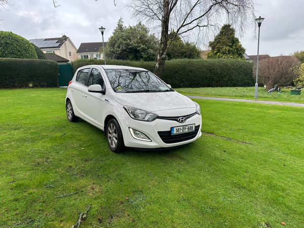 Hyundai i20 Hatchback, Petrol, 2014, White
