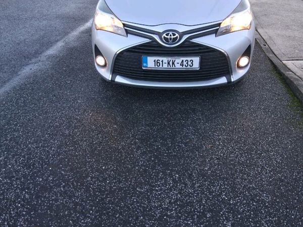 Toyota Yaris Hatchback, Petrol, 2016, Silver