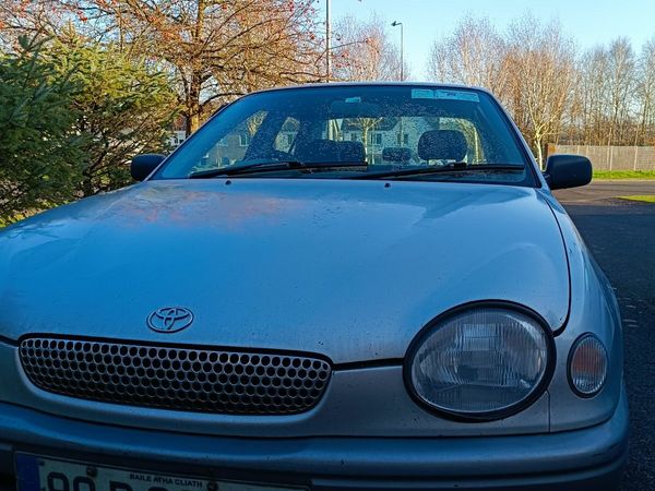 Toyota Corolla Saloon, Petrol, 1999, Silver