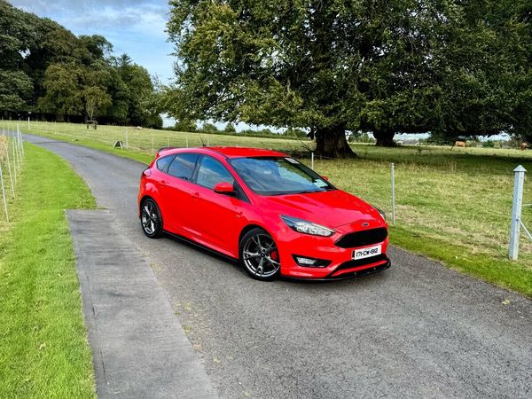 Ford Focus Hatchback, Petrol, 2017, Red