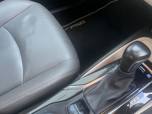 Toyota Corolla Saloon, Petrol Hybrid, 2021, Grey