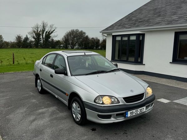 Toyota Avensis Saloon, Petrol, 1999, Silver