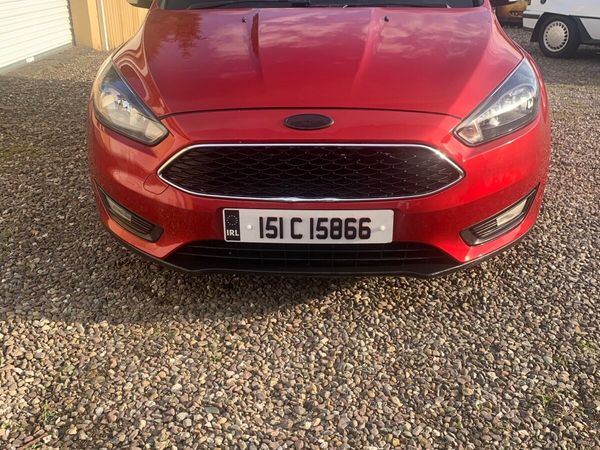 Ford Focus Hatchback, Petrol, 2015, Red