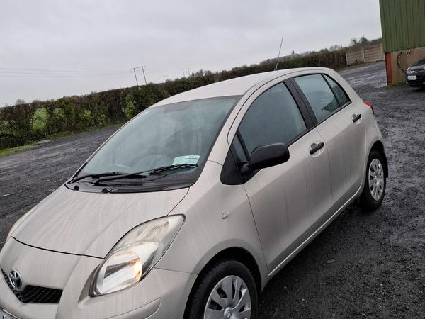Toyota Yaris Hatchback, Petrol, 2011, Gold