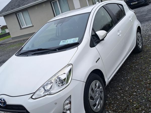 Toyota Aqua Hatchback, Petrol Hybrid, 2016, White