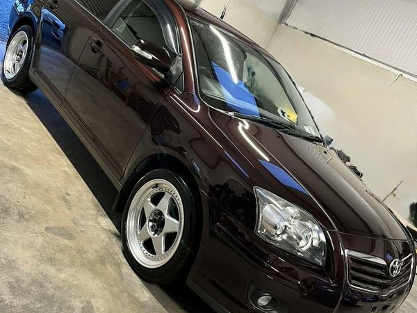 Toyota Avensis Saloon, Petrol, 2008, Red