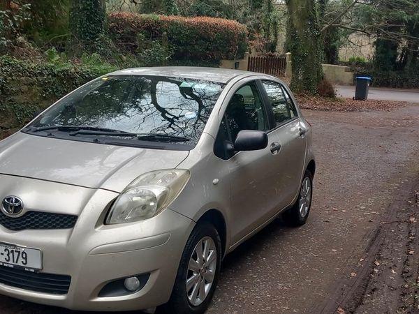 Toyota Yaris Hatchback, Petrol, 2011, Gold