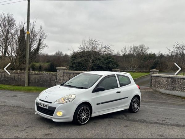 Renault Clio Hatchback, Petrol, 2009, Red