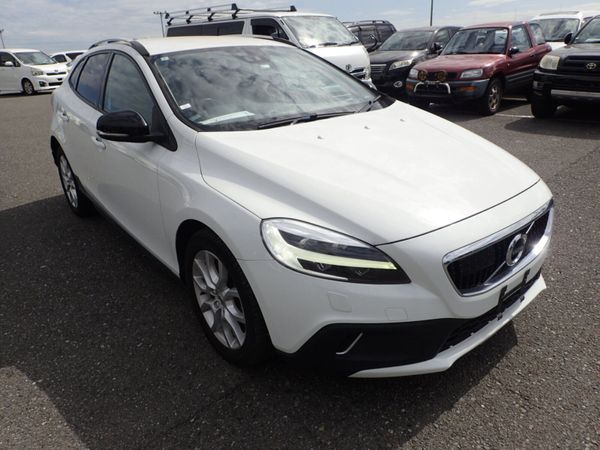 Volvo V40 Hatchback, Diesel, 2019, White