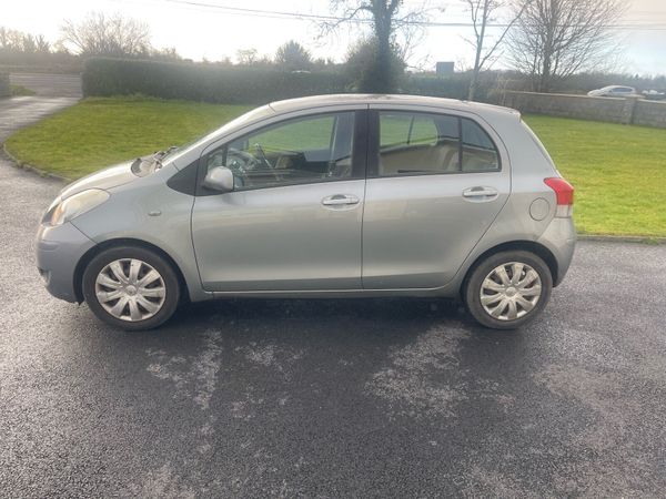 Toyota Yaris Hatchback, Petrol, 2009, Silver
