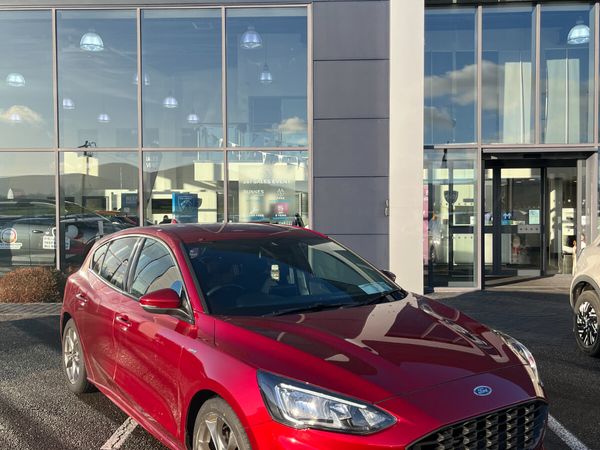 Ford Focus Hatchback, Diesel, 2020, Red