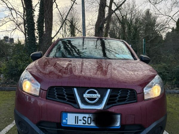Nissan Qashqai Hatchback, Diesel, 2011, Red