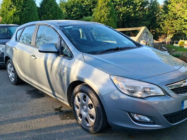 Opel Astra Hatchback, Petrol, 2010, Silver