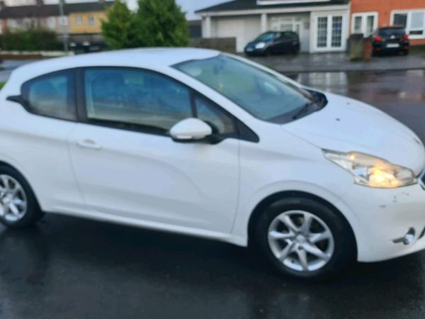 Peugeot 208 Hatchback, Petrol, 2013, White