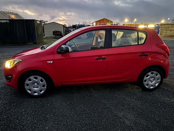 Hyundai i20 Hatchback, Petrol, 2012, Red