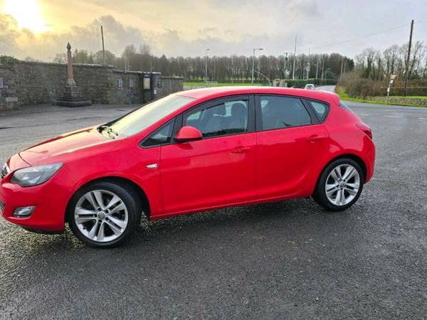 Vauxhall Astra Hatchback, Diesel, 2013, Red