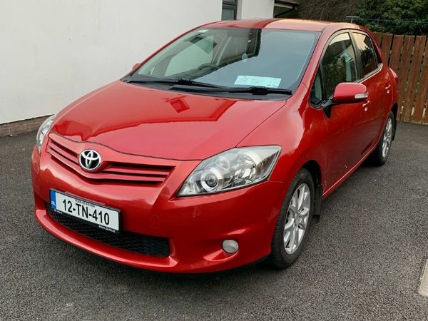 Toyota Auris Hatchback, Diesel, 2012, Red