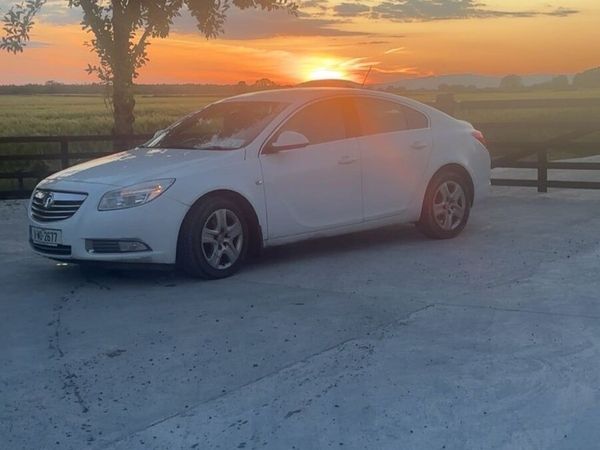 Vauxhall Insignia Hatchback, Diesel, 2011, White