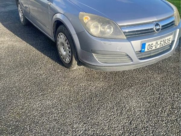 Opel Astra Hatchback, Petrol, 2006, Silver