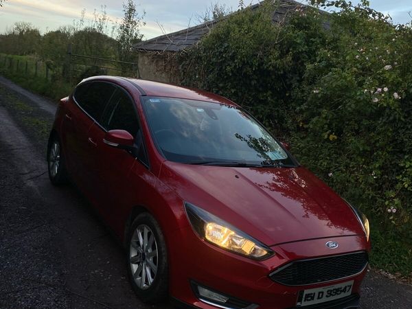 Ford Focus Hatchback, Petrol, 2015, Red