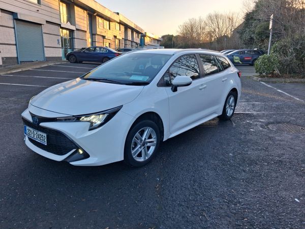 Toyota Corolla Estate/Jeep, Petrol Hybrid, 2022, White
