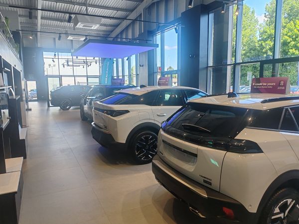 Peugeot 5008 MPV, Electric, 2025, Blue