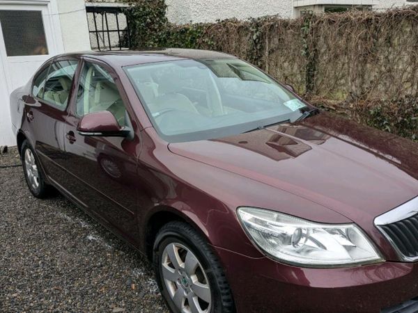 Skoda Octavia Hatchback, Petrol, 2011, Red