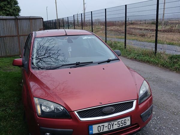 Ford Focus Saloon, Petrol, 2007, Red