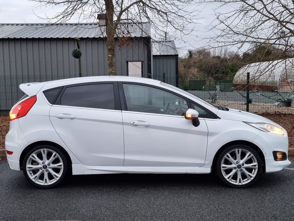 Ford Fiesta Hatchback, Petrol, 2014, White