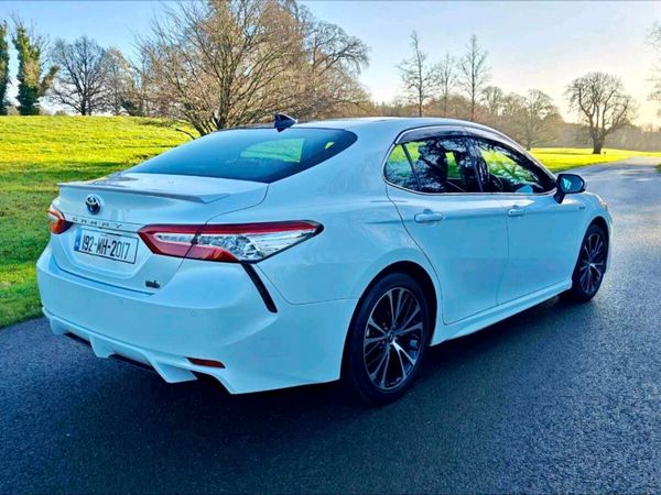 Toyota Camry Saloon, Petrol Hybrid, 2019, White