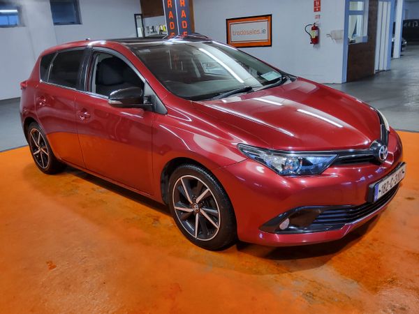 Toyota Auris Hatchback, Petrol, 2018, Red
