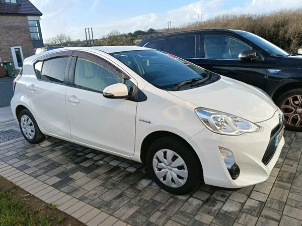 Toyota Aqua Hatchback, Petrol Hybrid, 2015, White