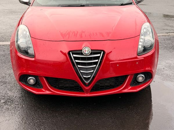Alfa Romeo Giulietta Hatchback, Petrol, 2016, Red