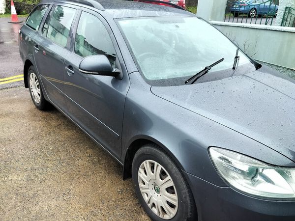 Skoda Octavia Estate, Diesel, 2011, Grey