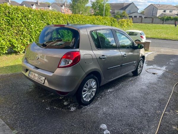 Renault Clio Hatchback, Petrol, 2011, Gold