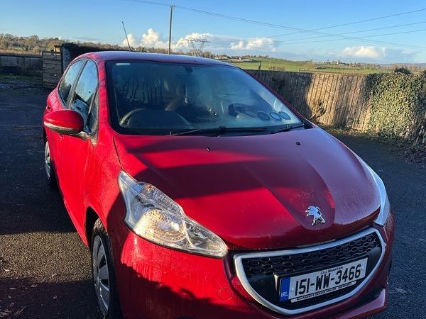 Peugeot 208 Hatchback, Petrol, 2015, Red
