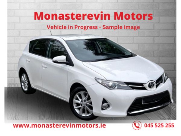 Toyota Auris Hatchback, Petrol, 2015, White