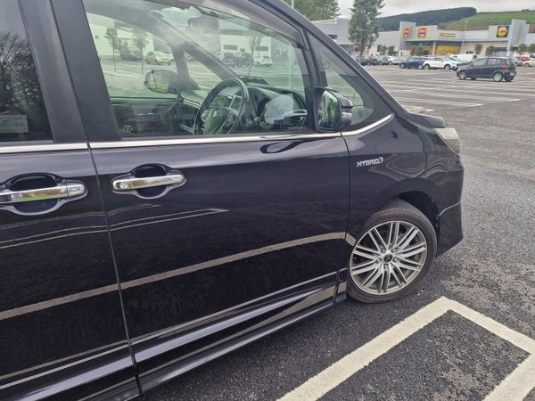 Toyota Noah MPV, Petrol Hybrid, 2015, Black