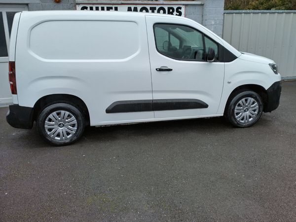 Citroen Berlingo Van, Petrol, 2021, White