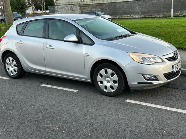 Opel Astra Hatchback, Petrol, 2010, Silver