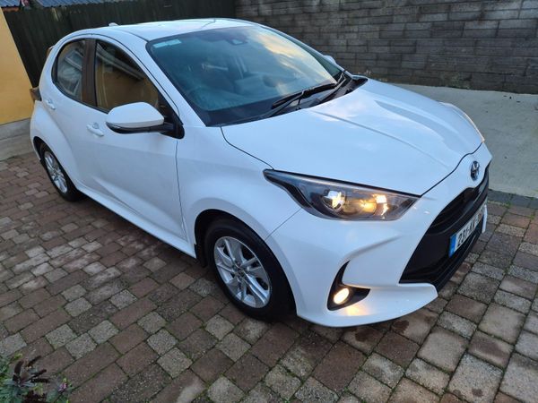 Toyota Yaris Hatchback, Petrol Hybrid, 2023, White