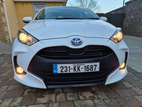 Toyota Yaris Hatchback, Petrol Hybrid, 2023, White