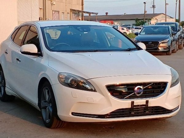 Volvo V40 Hatchback, Petrol, 2015, White