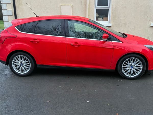 Ford Focus Hatchback, Petrol, 2013, Red