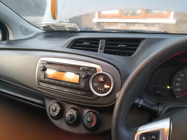 Toyota Yaris Hatchback, Petrol, 2014, Grey